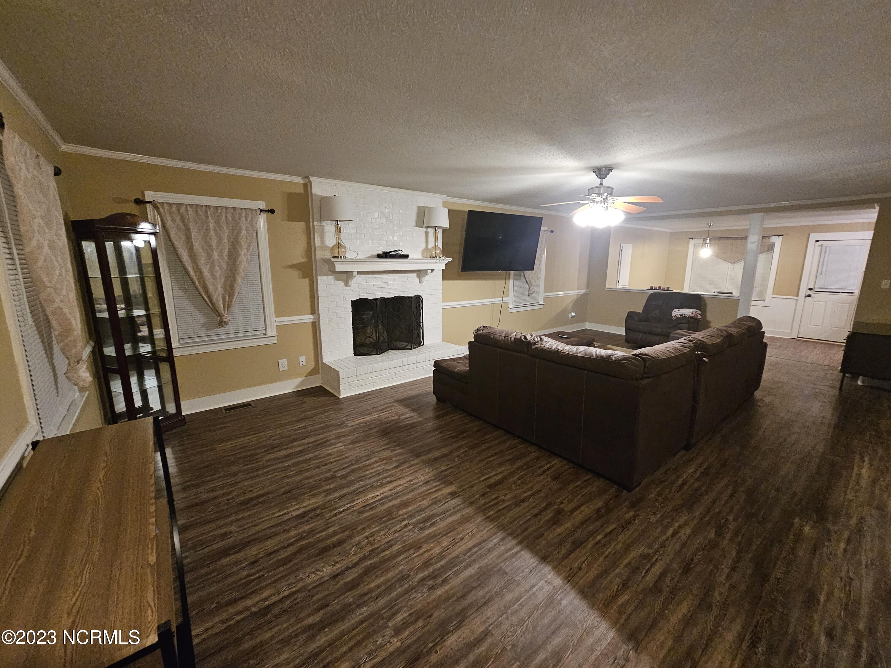 1752 Garner Road Greenville, NC 27834 - Photo 2 of 22 Living Room Entry