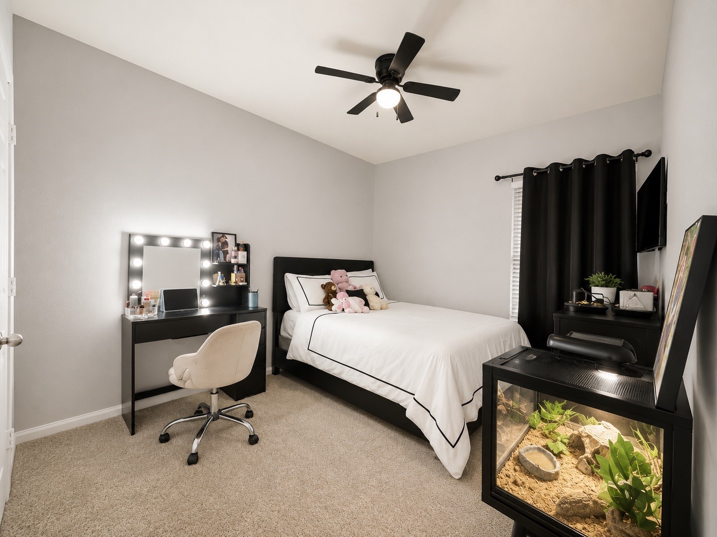 9911 Bronze Mill Lane Rosharon, TX 77583 - Photo 13 of 15 Another generously sized bedroom with ample closet space and plenty of room to personalize.