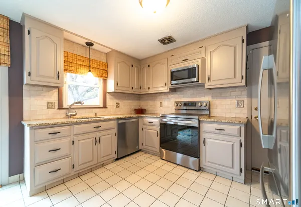 $360,000 | 108 Wayne Lane, Meriden, CT 06450