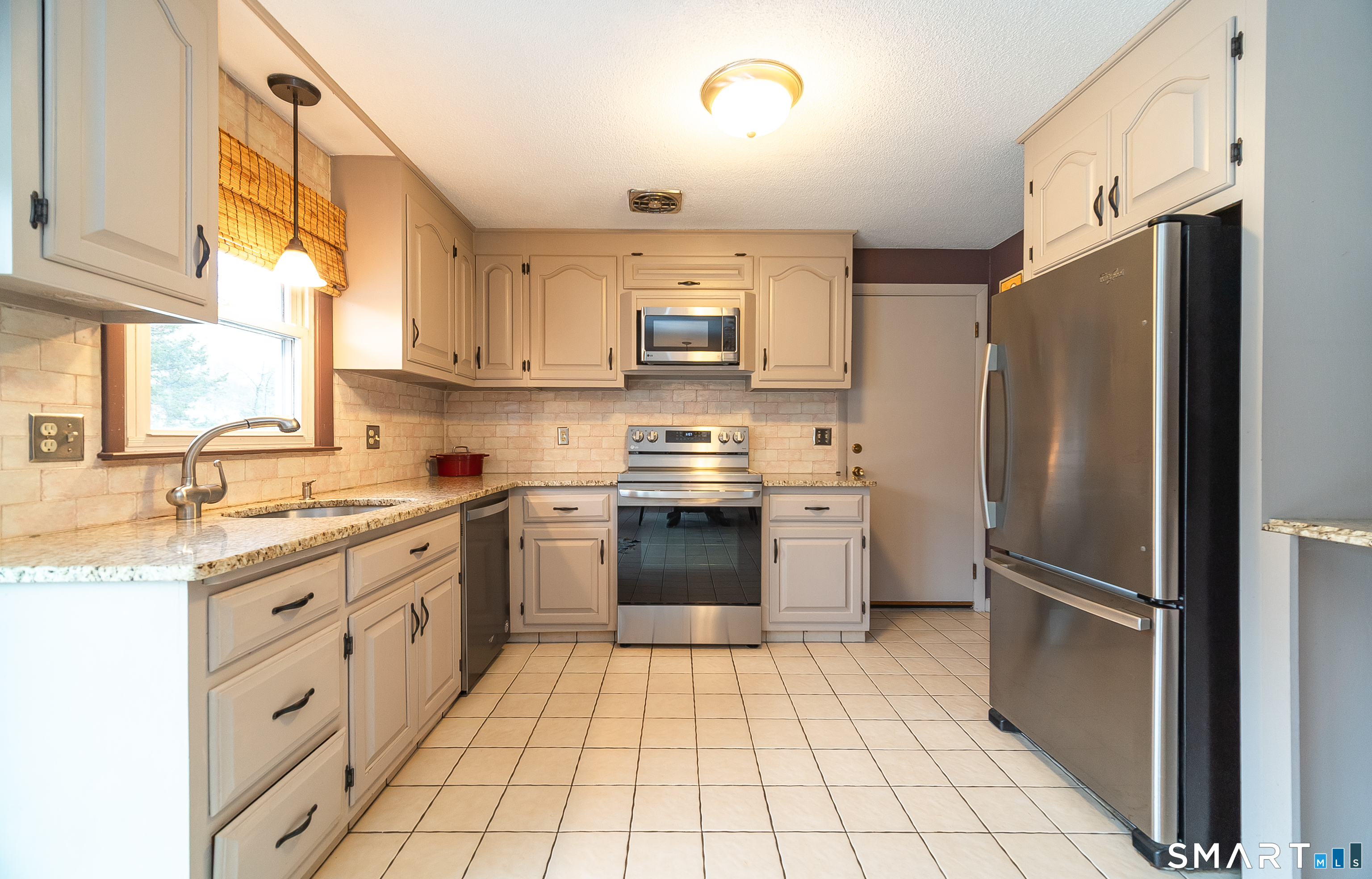 108 Wayne Lane Meriden, CT 06450 - Photo 10 of 40