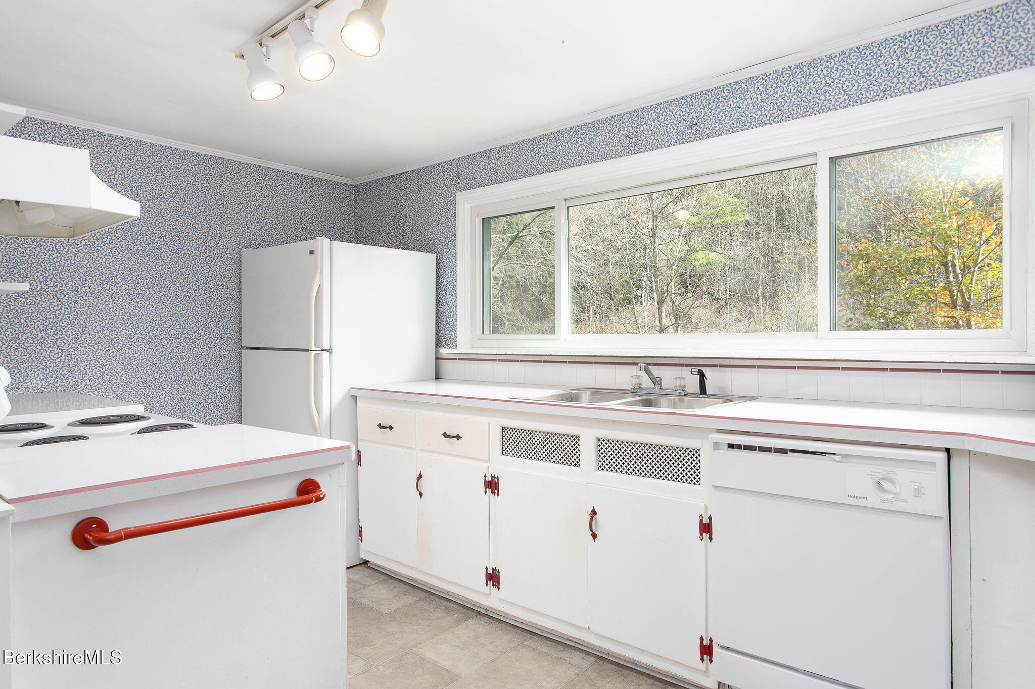 16 Swamp Road West Stockbridge, MA 01266 - Photo 13 of 42 B012