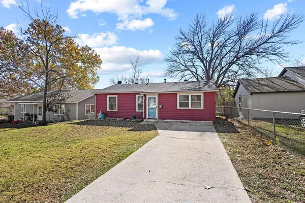 a view of a house with a yard