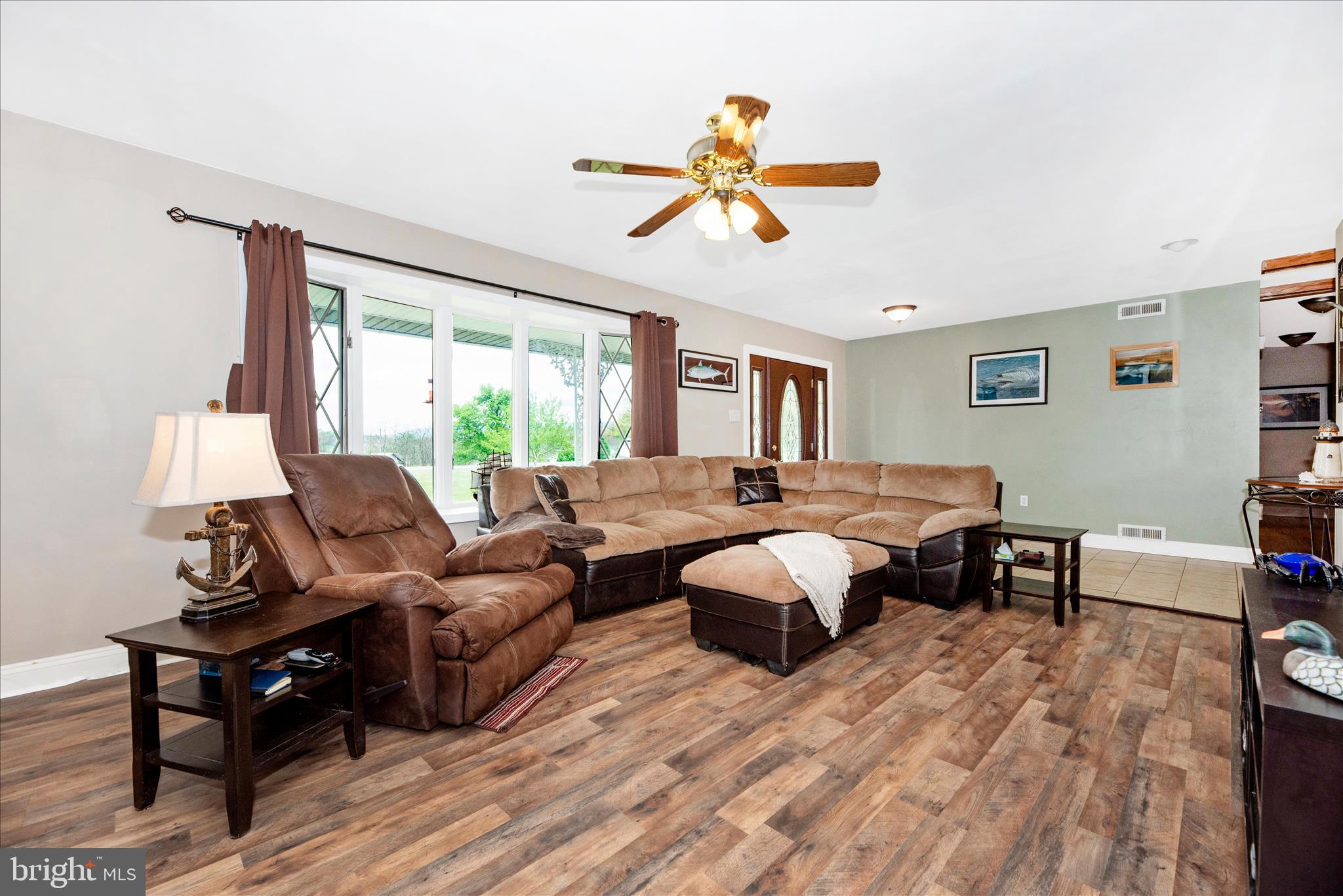 19845 Toms Road Boonsboro, MD 21713 - Photo 4 of 52 Living Room