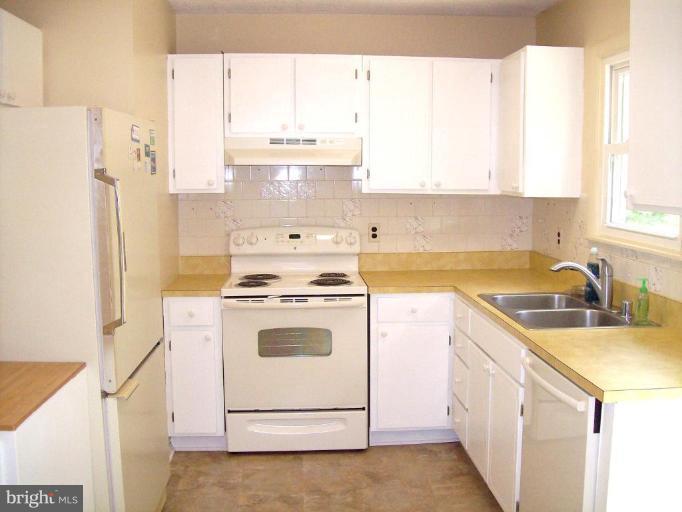 193 Circle Road Pasadena, MD 21122 - Photo 15 of 20 Kitchen