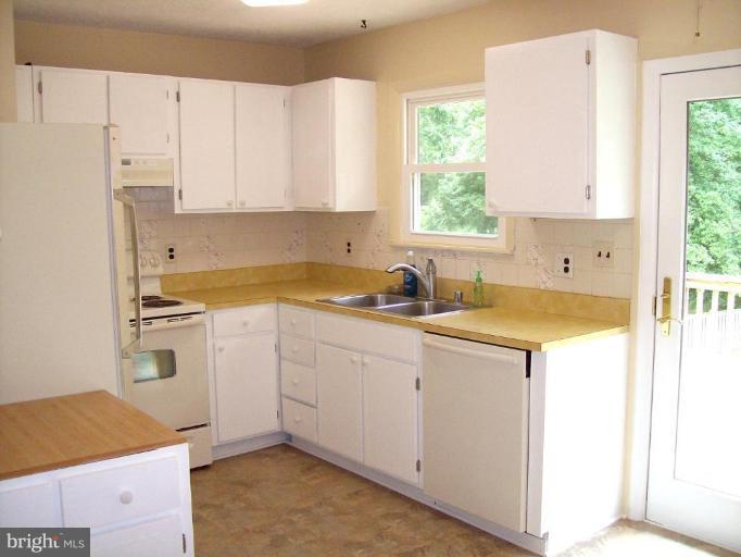 193 Circle Road Pasadena, MD 21122 - Photo 17 of 20 Kitchen #3