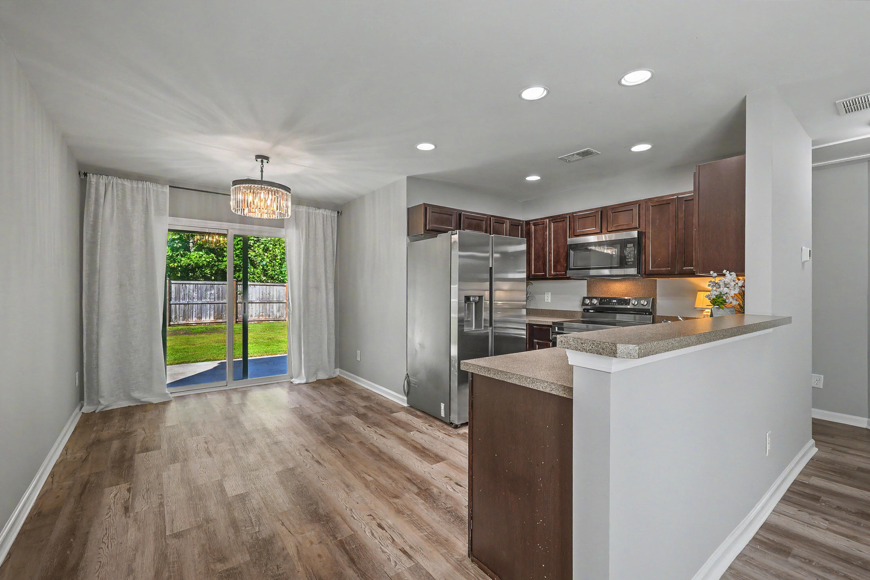 122 Brittondale Road Summerville, SC 29485 - Photo 8 of 29 Dining / Kitchen