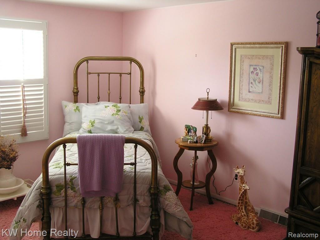 35896 Charter Crest Road Farmington, MI 48335 - Photo 21 of 23 Upstairs Bedroom, Hardwood Floors under Carpet