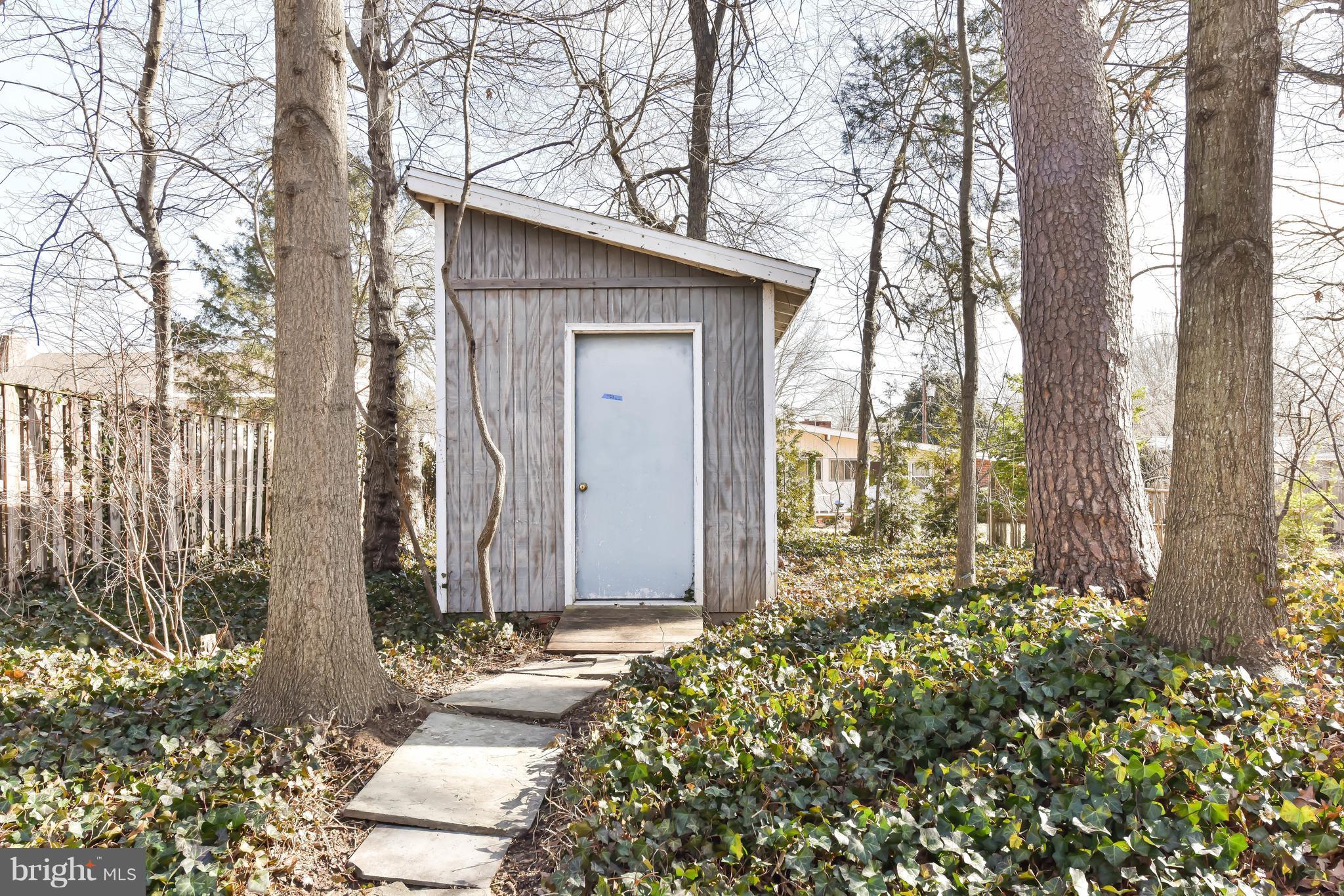8707 Highgate Road Alexandria, VA 22308 - Photo 29 of 29 Exterior (Rear)
