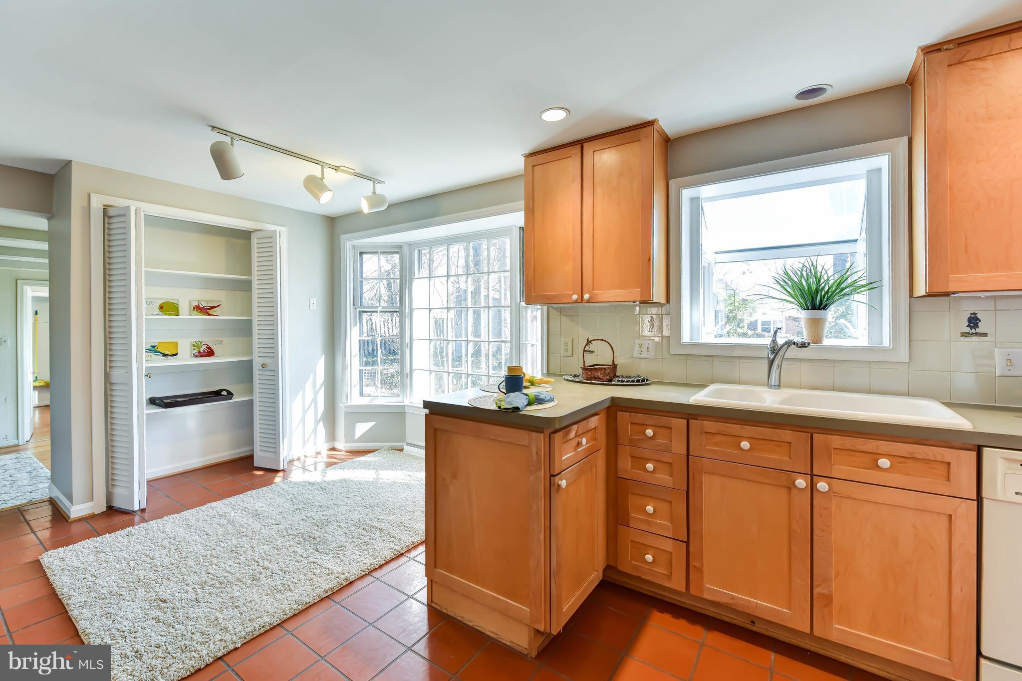 8707 Highgate Road Alexandria, VA 22308 - Photo 10 of 29 Kitchen