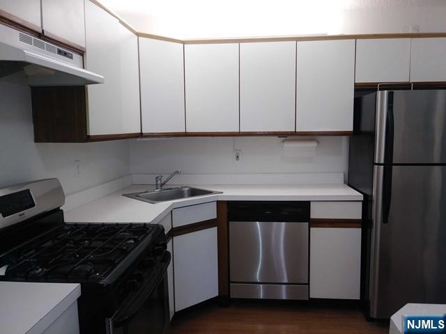 143 Raintree Lane Mahwah, NJ 07430 - Photo 5 of 19 a kitchen with a stove and a refrigerator