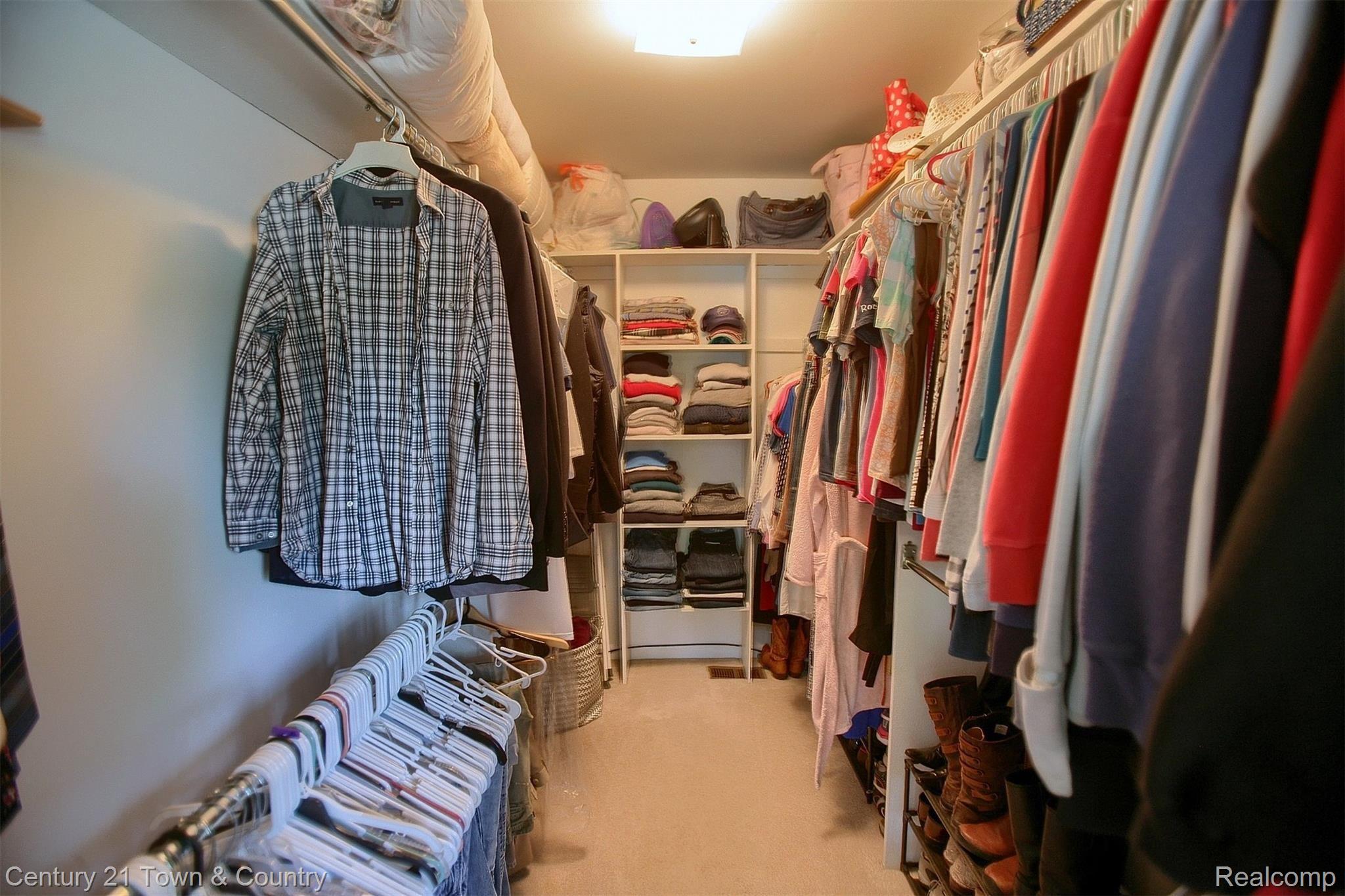 520 Maryknoll Drive Rochester, MI 48309 - Photo 21 of 30 21-Master Bedroom Closet.jpg