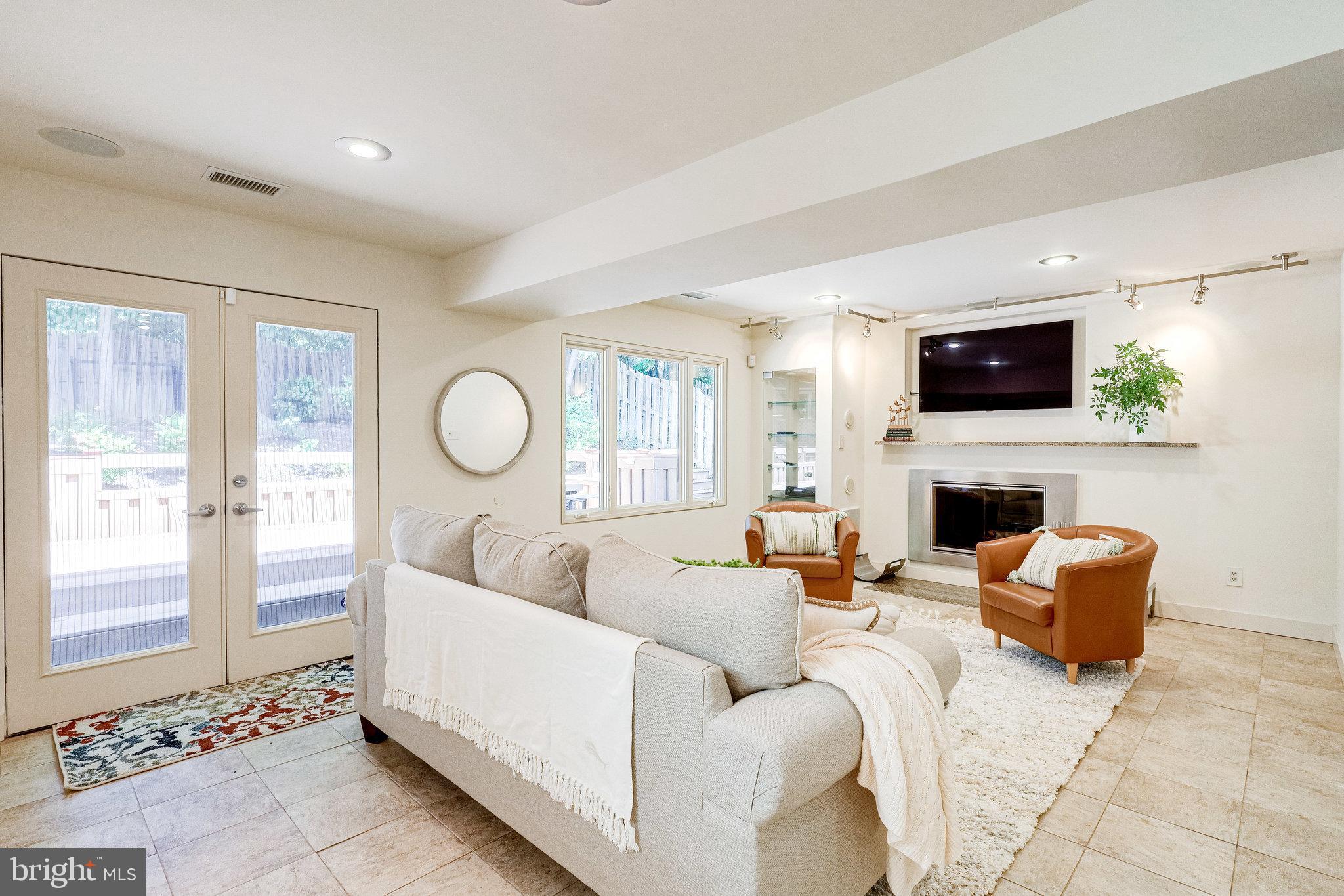 9300 Mac Swain Place Springfield, VA 22153 - Photo 10 of 47 Surround sound system and TV conveys