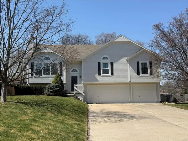 $375,000 | 1116 Northeast Woodbury Court, Lee's Summit, MO 64086