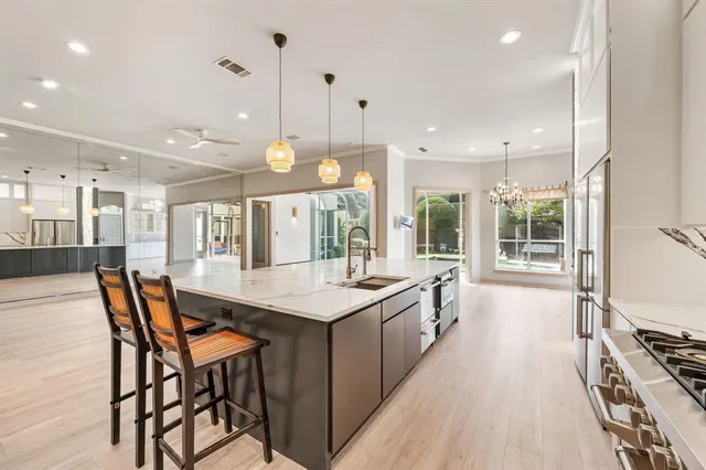 a large kitchen with kitchen island a large island in it