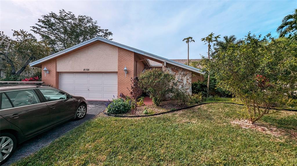 a view of a house with backyard