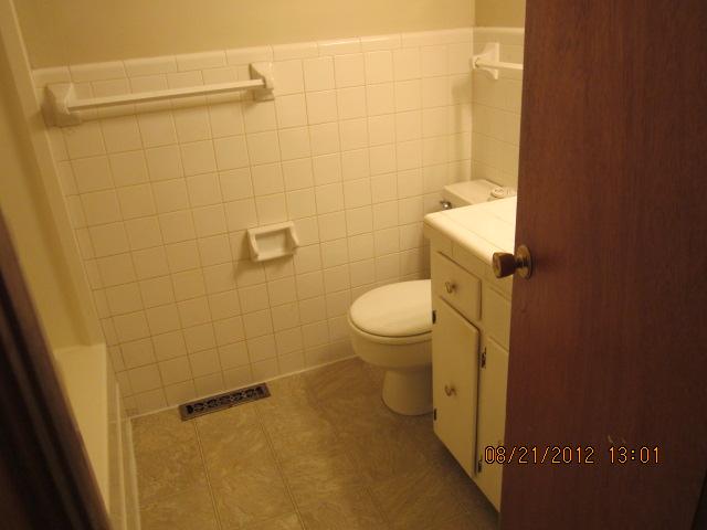 2006 Ridgecrest Circle Dickson, TN 37055 - Photo 4 of 8 Hall bath