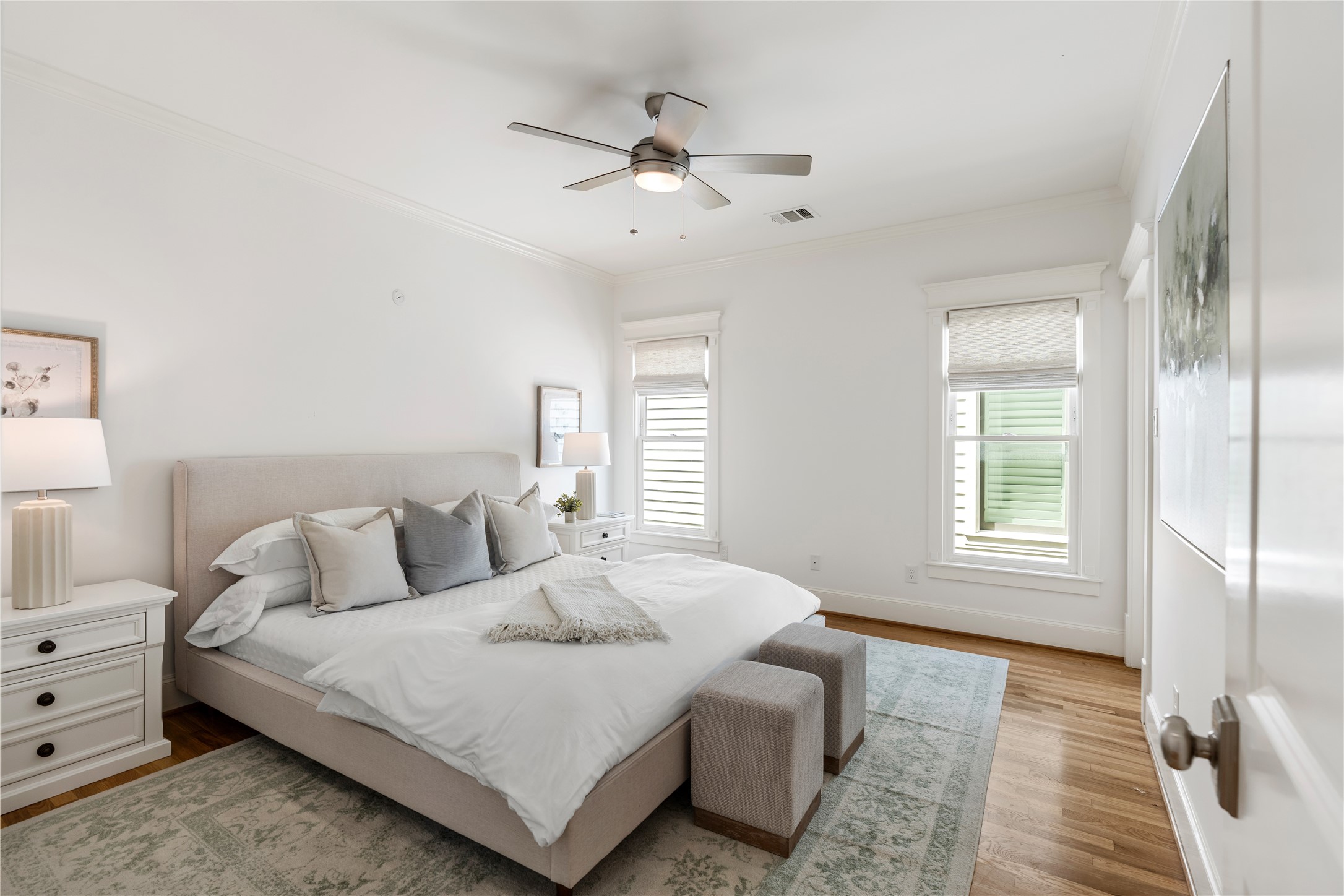 925 Tulane Street, Unit A Houston, TX 77008 - Photo 30 of 49 This secondary bedroom enjoys a walk-in closet, eastern exposures, a ceiling fan and a private bathroom.