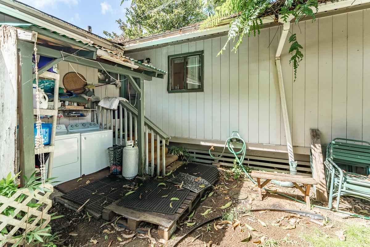 899 Kokomo Road Haiku, HI 96708 - Photo 23 of 26 a view of a patio with table and chairs with wooden floor and plants