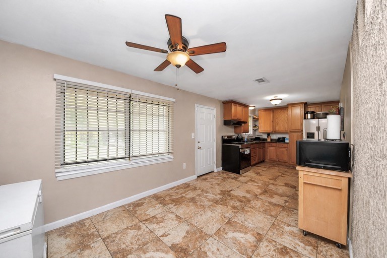2914 Dragonwick Drive Houston, TX 77045 - Photo 13 of 37 a living room with furniture and kitchen view
