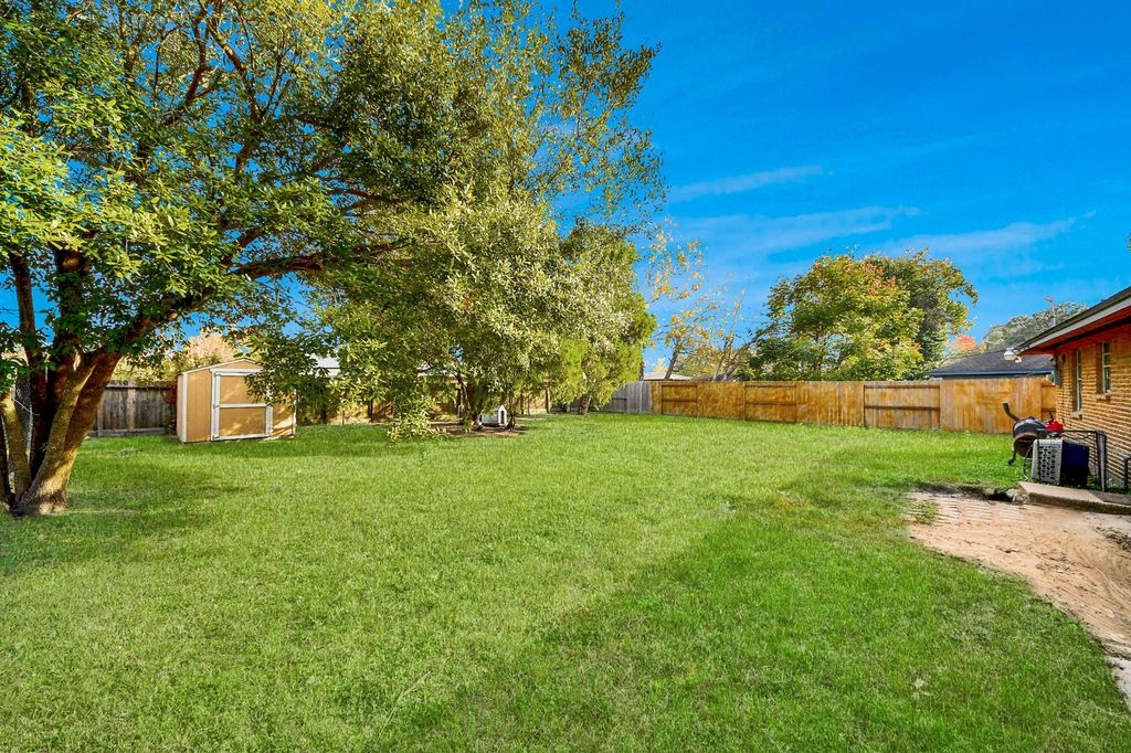 2914 Dragonwick Drive Houston, TX 77045 - Photo 28 of 37 a view of yard with green space