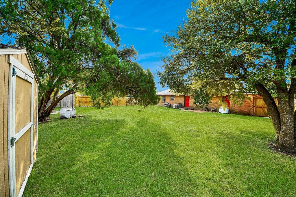 2914 Dragonwick Drive Houston, TX 77045 - Photo 10 of 37 a green field with lots of trees in it