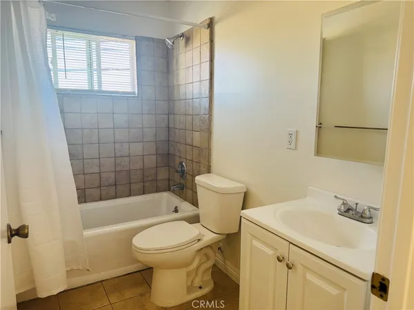 $1,900 | 7228 Independence Avenue, Unit 3, Canoga Park, CA 91303