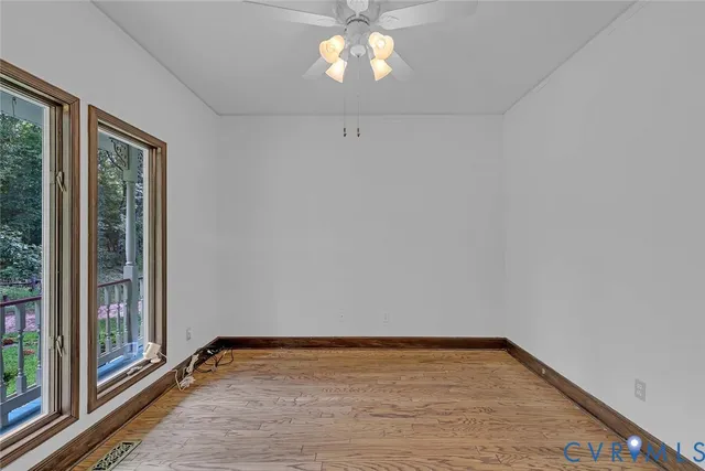 a view of empty room with window