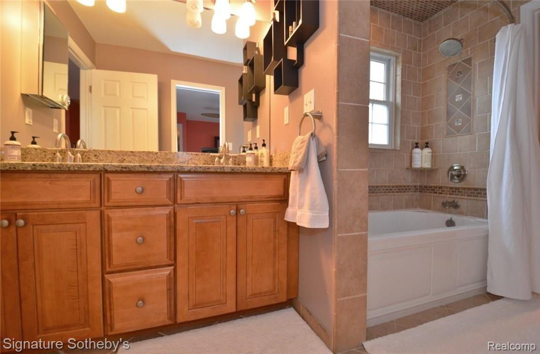1860 Yorkshire Road Birmingham, MI 48009 - Photo 31 of 48 34 - owners suite private bath.JPG