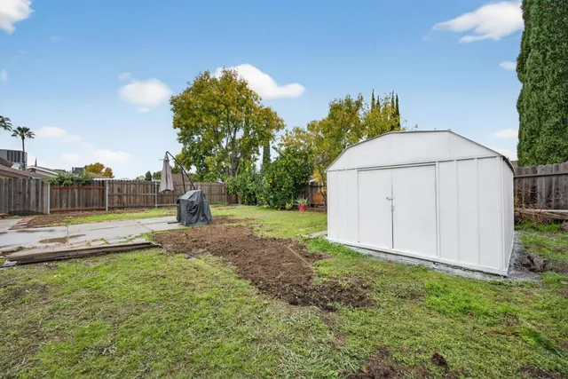 a view of entryway with garden