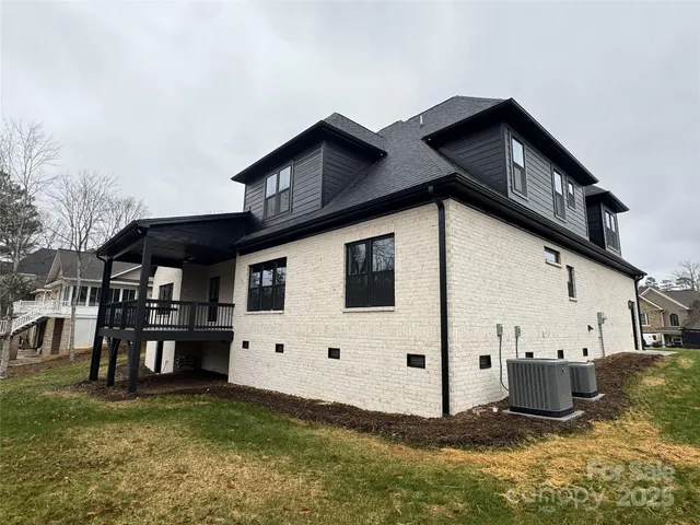 a view of a house with backyard