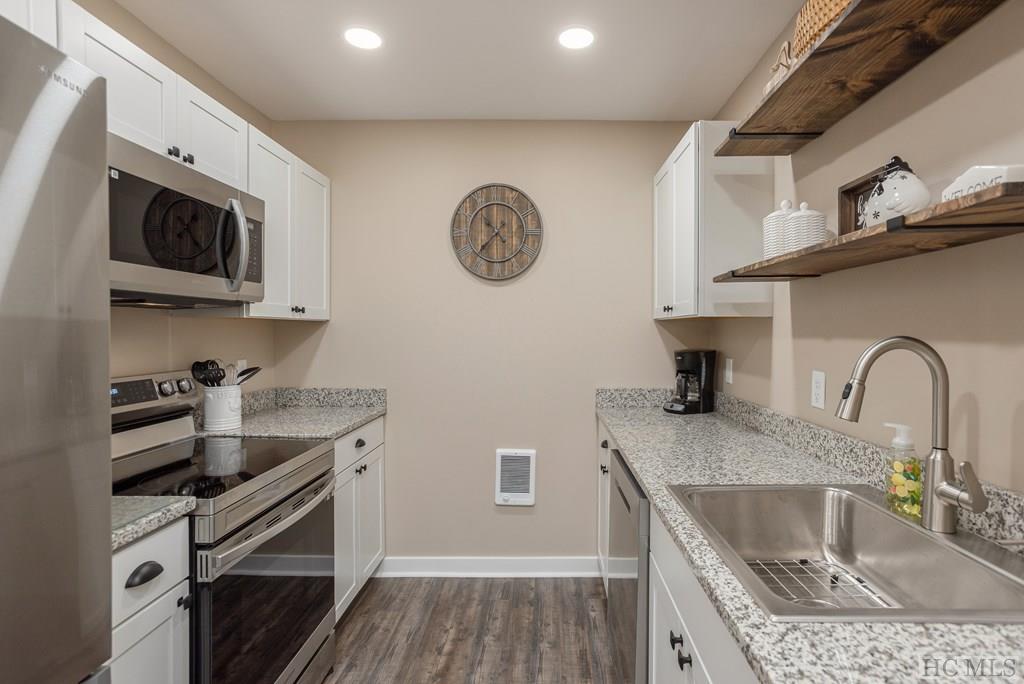 435-2A Overlook Road, Unit 2A Sapphire, NC 28774 - Photo 15 of 59 Gallery Image 15