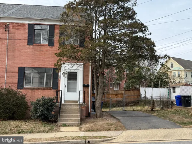 $3,200 | 1304 South Walter Reed Drive, Arlington, VA 22204