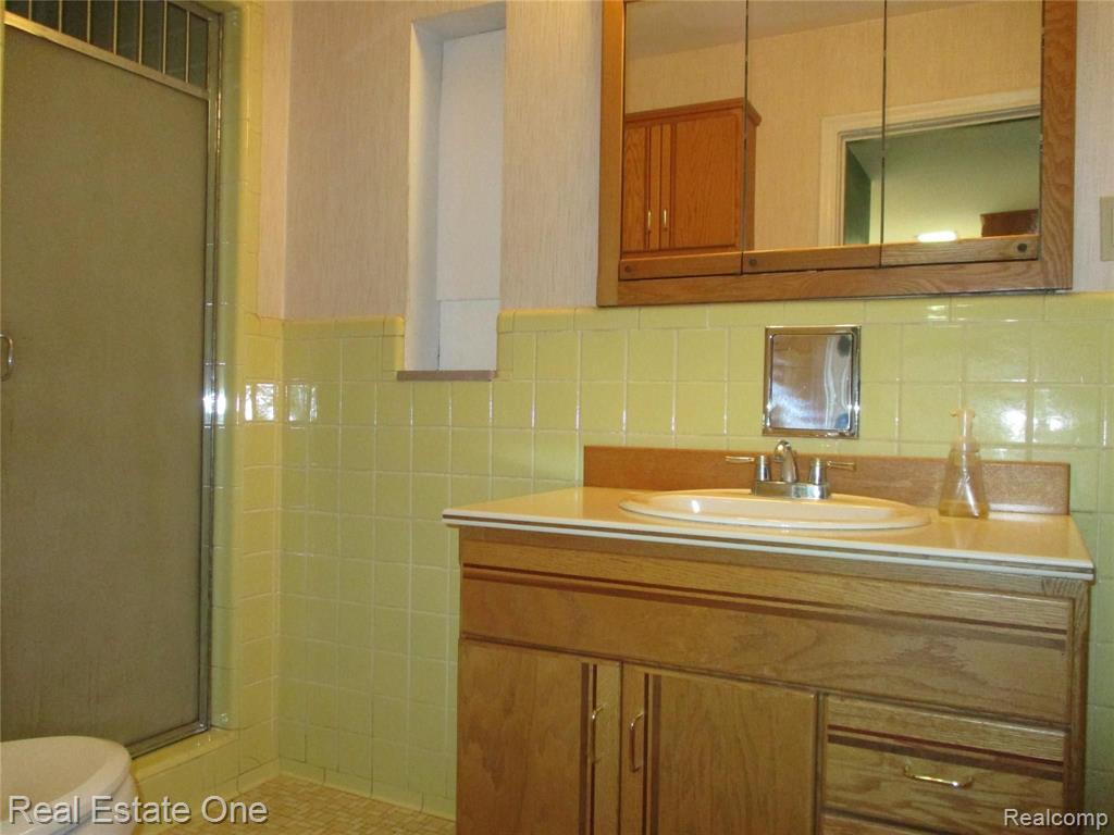 28642 Rollcrest Road Farmington Hills, MI 48334 - Photo 32 of 53