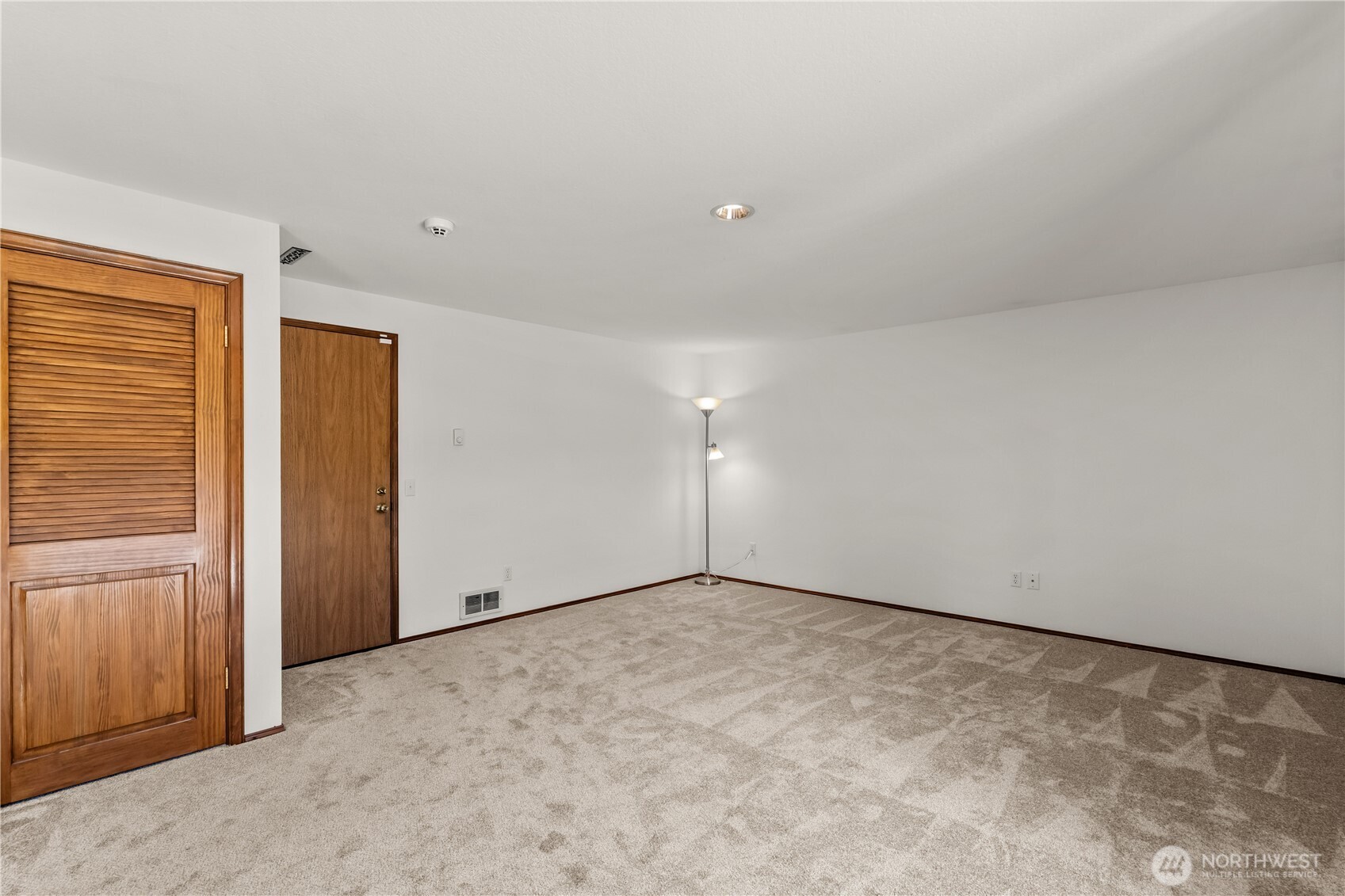518 Hubbard Road Lynnwood, WA 98036 - Photo 14 of 39 an empty room with windows