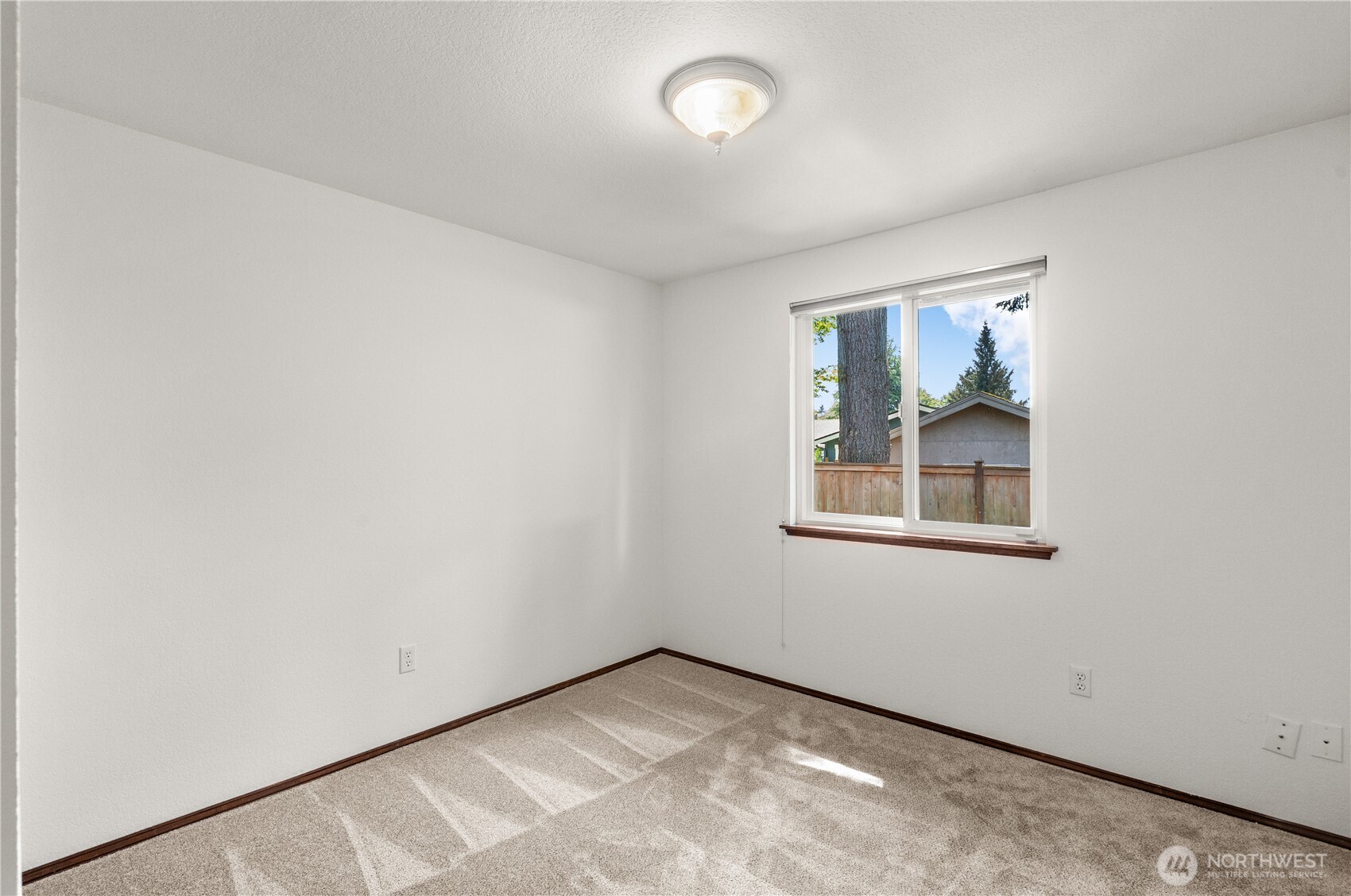 518 Hubbard Road Lynnwood, WA 98036 - Photo 21 of 39 an empty room with windows