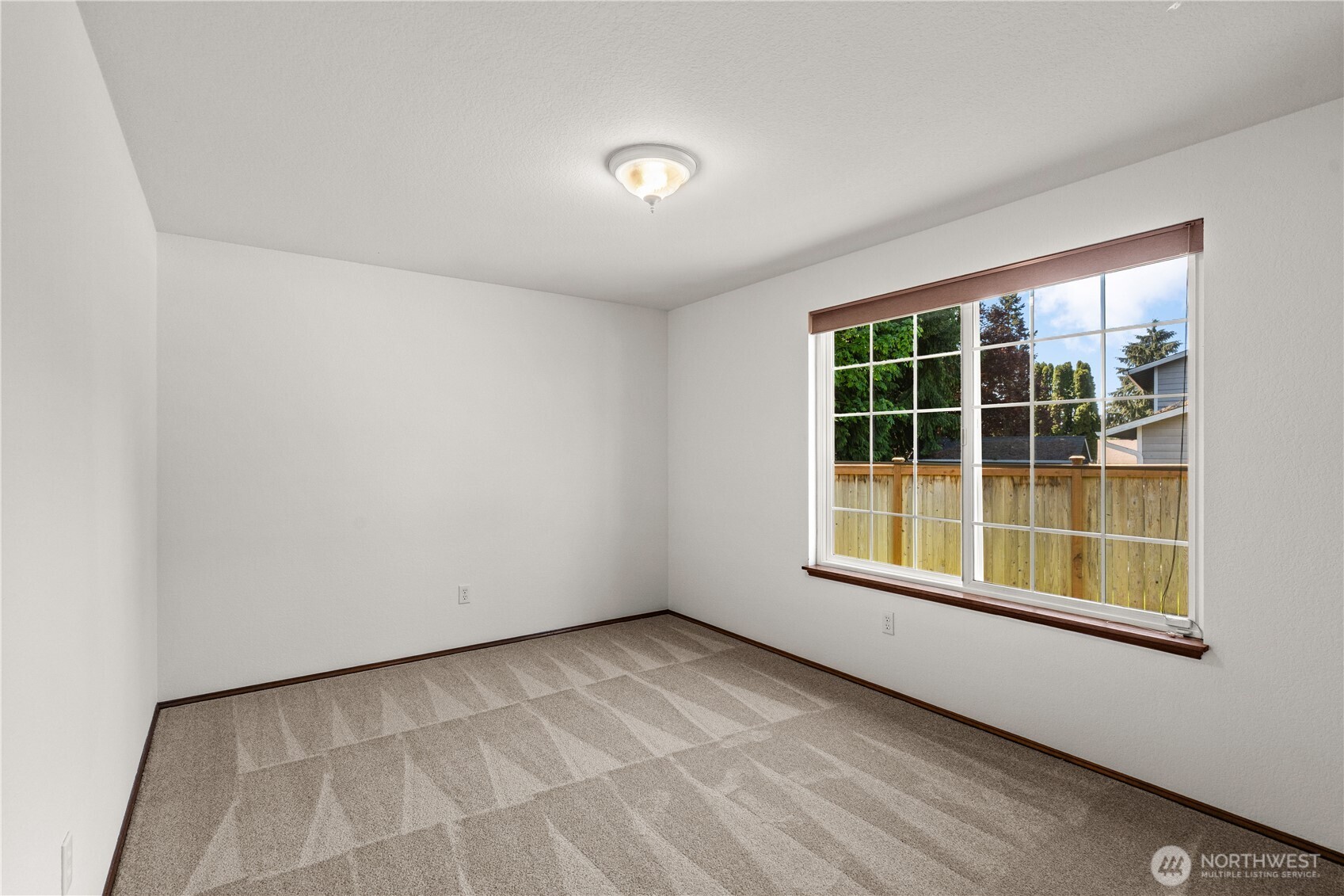 518 Hubbard Road Lynnwood, WA 98036 - Photo 23 of 39 an empty room with a window