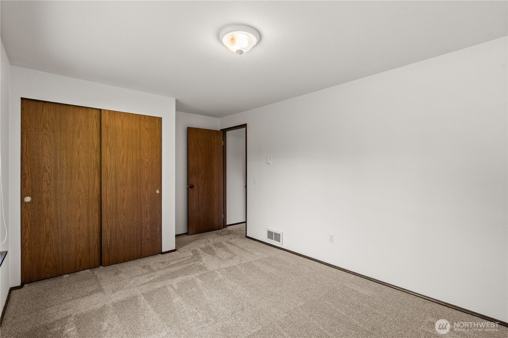 518 Hubbard Road Lynnwood, WA 98036 - Photo 24 of 39 an empty room with closet area