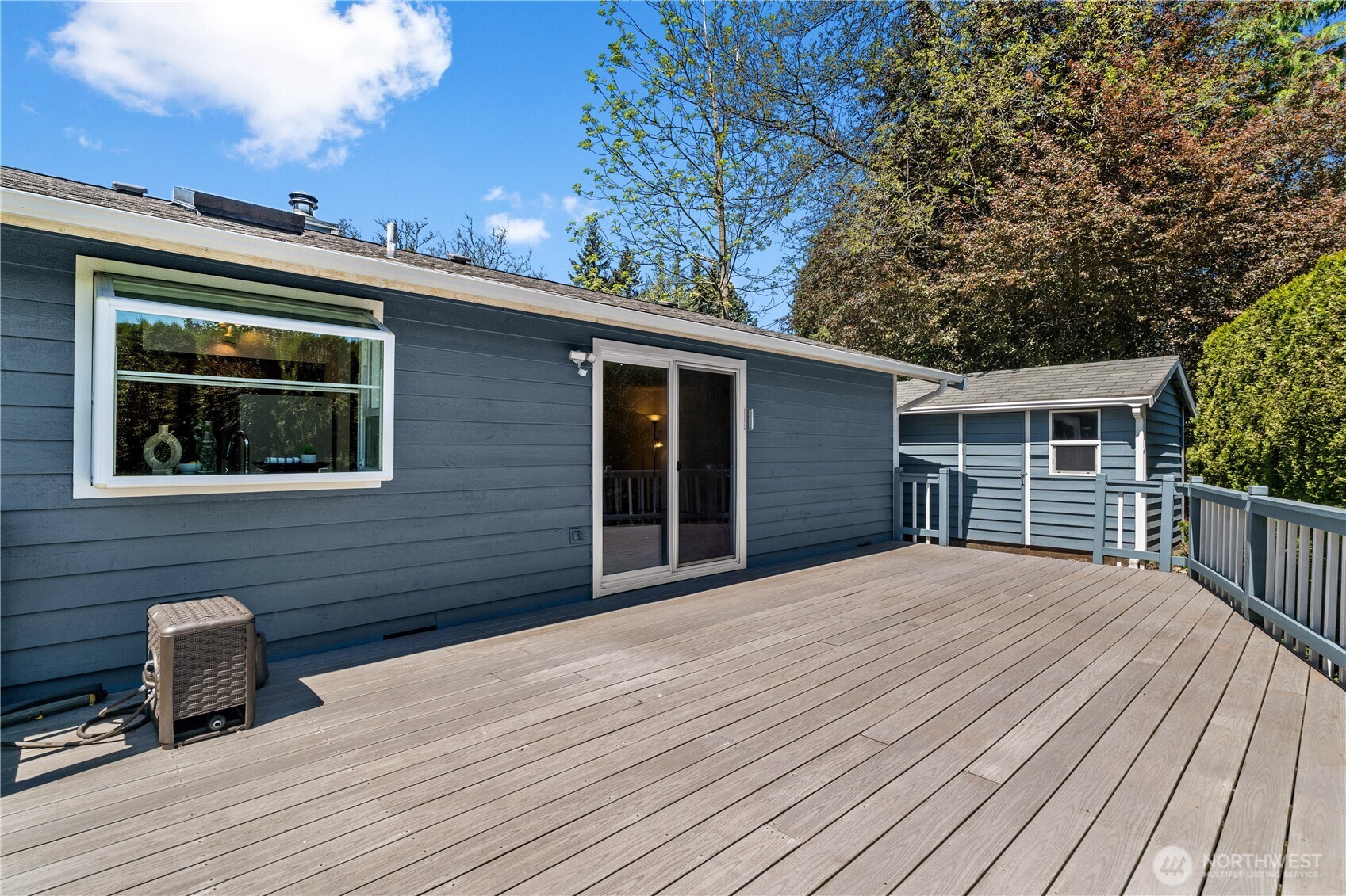 518 Hubbard Road Lynnwood, WA 98036 - Photo 27 of 39 a front view of a house with balcony