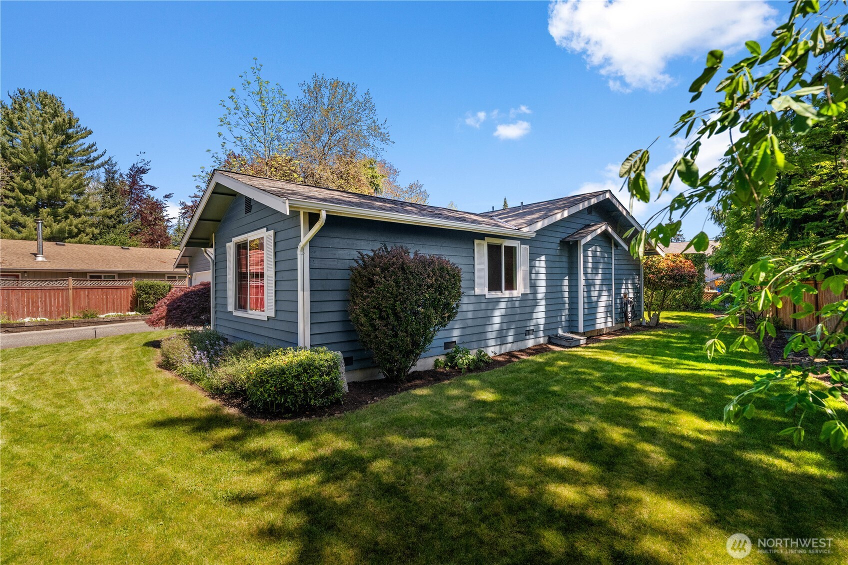 518 Hubbard Road Lynnwood, WA 98036 - Photo 29 of 39 a front view of a house with a garden