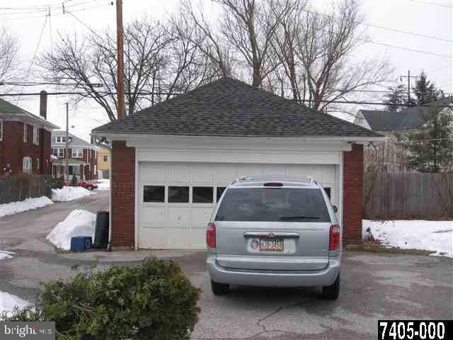 601 Country Road York, PA 17403 - Photo 3 of 17