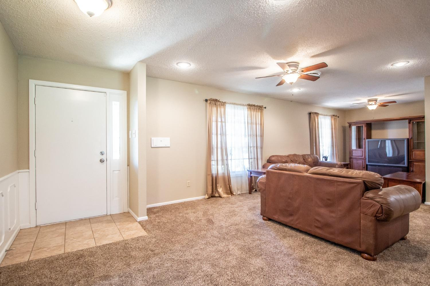 2912 68th Street Lubbock, TX 79413 - Photo 4 of 33 Photo 4