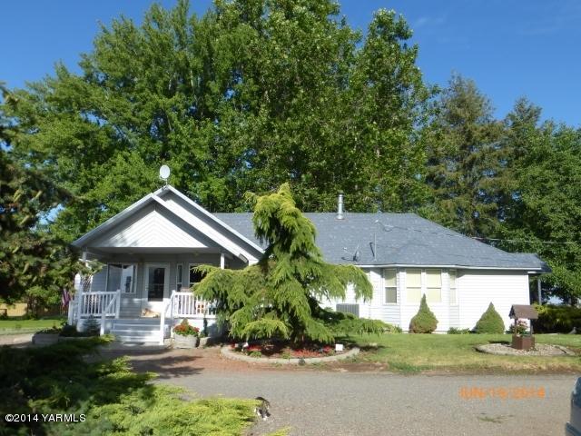 1640 Division Road Zillah, WA 98953 - Photo 1 of 49 a front view of a house with garden
