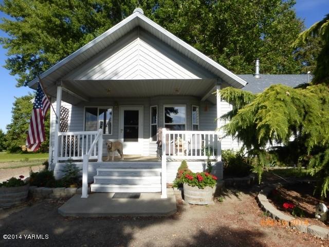 1640 Division Road Zillah, WA 98953 - Photo 2 of 49 a front view of a house with garden