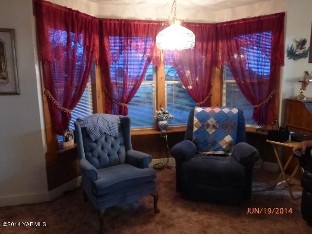 1640 Division Road Zillah, WA 98953 - Photo 13 of 49 a living room with furniture a table and a chandelier