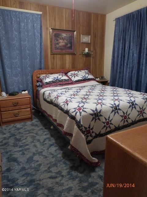 1640 Division Road Zillah, WA 98953 - Photo 15 of 49 a bedroom with a bed and a dresser