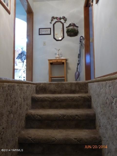 1640 Division Road Zillah, WA 98953 - Photo 16 of 49 a view of entryway and hall