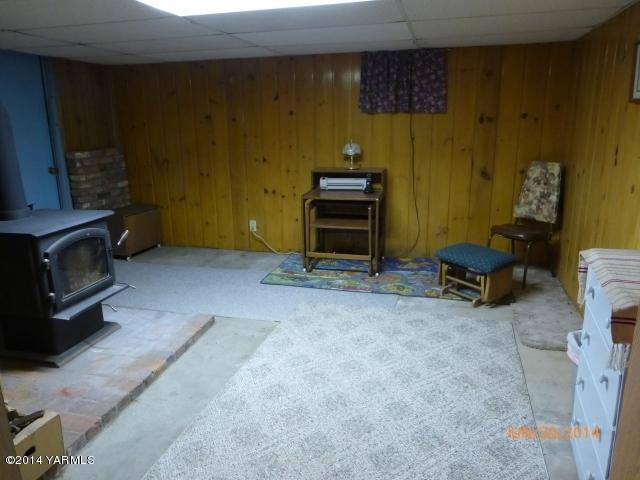 1640 Division Road Zillah, WA 98953 - Photo 17 of 49 a view of a livingroom with furniture and a fireplace