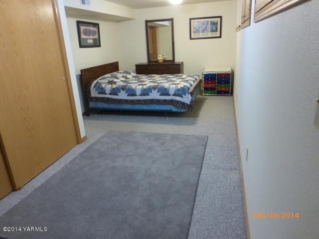 1640 Division Road Zillah, WA 98953 - Photo 21 of 49 a bedroom with a bed and wall painting
