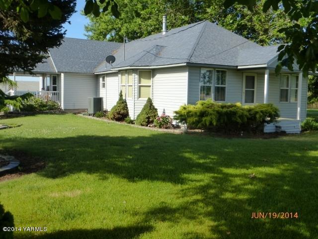 1640 Division Road Zillah, WA 98953 - Photo 22 of 49 a view of a house with a yard and plants
