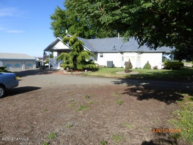 1640 Division Road Zillah, WA 98953 - Photo 23 of 49 a front view of a house with a yard and garage